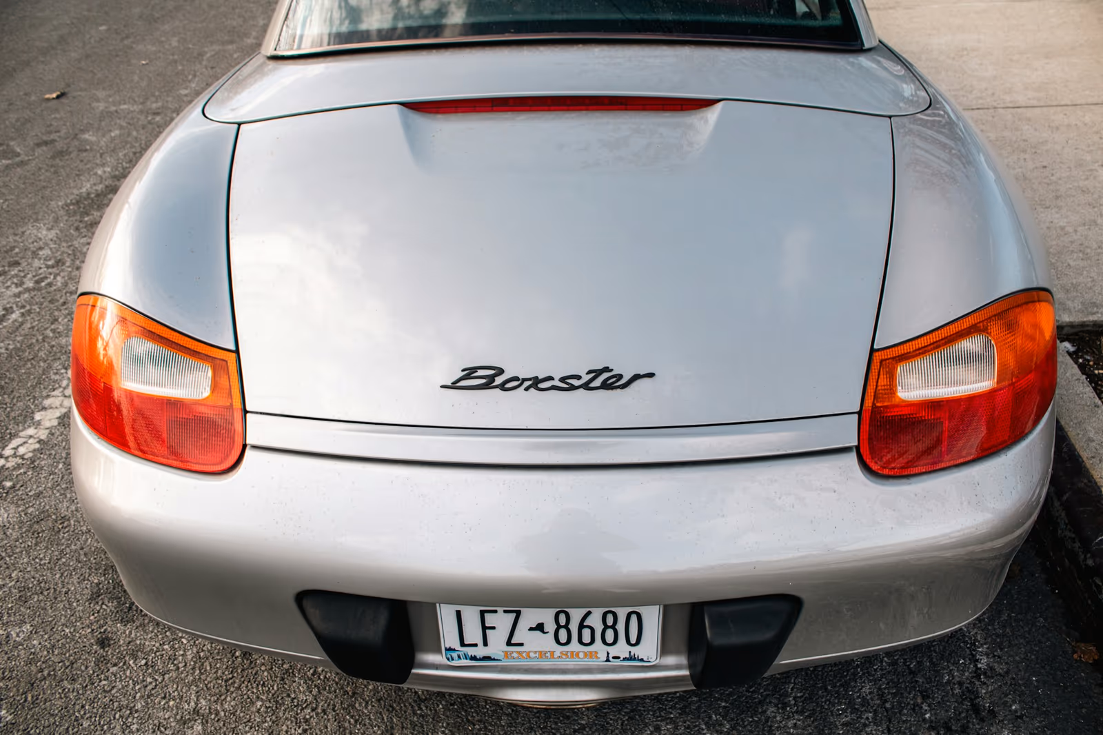 Heckansicht eines silbernen Porsche Boxster 986 mit Boxster-Schriftzug