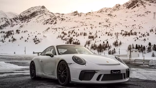 Weißer Porsche in der Werkstatt – Ratgeber für Porsche-Besitzer