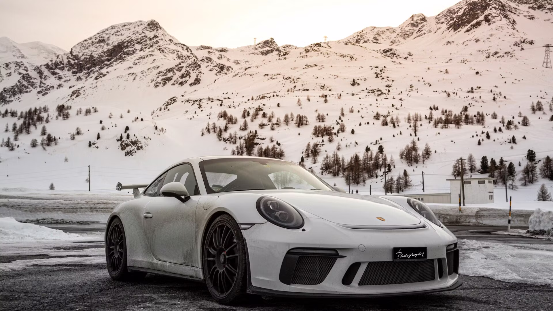 Porsche 911 auf verschneiter Alpenstraße – Ratgeber für Porsche-Besitzer