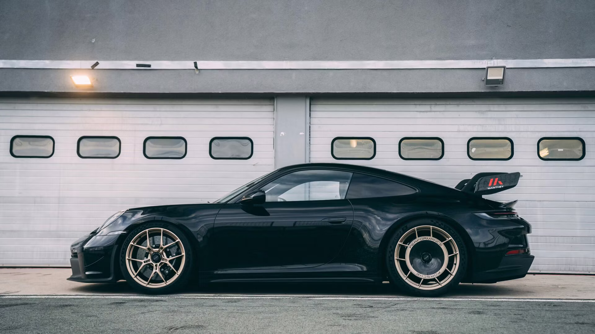 Schwarzer Porsche vor Werkstatt – Porsche Spezialwerkstatt München