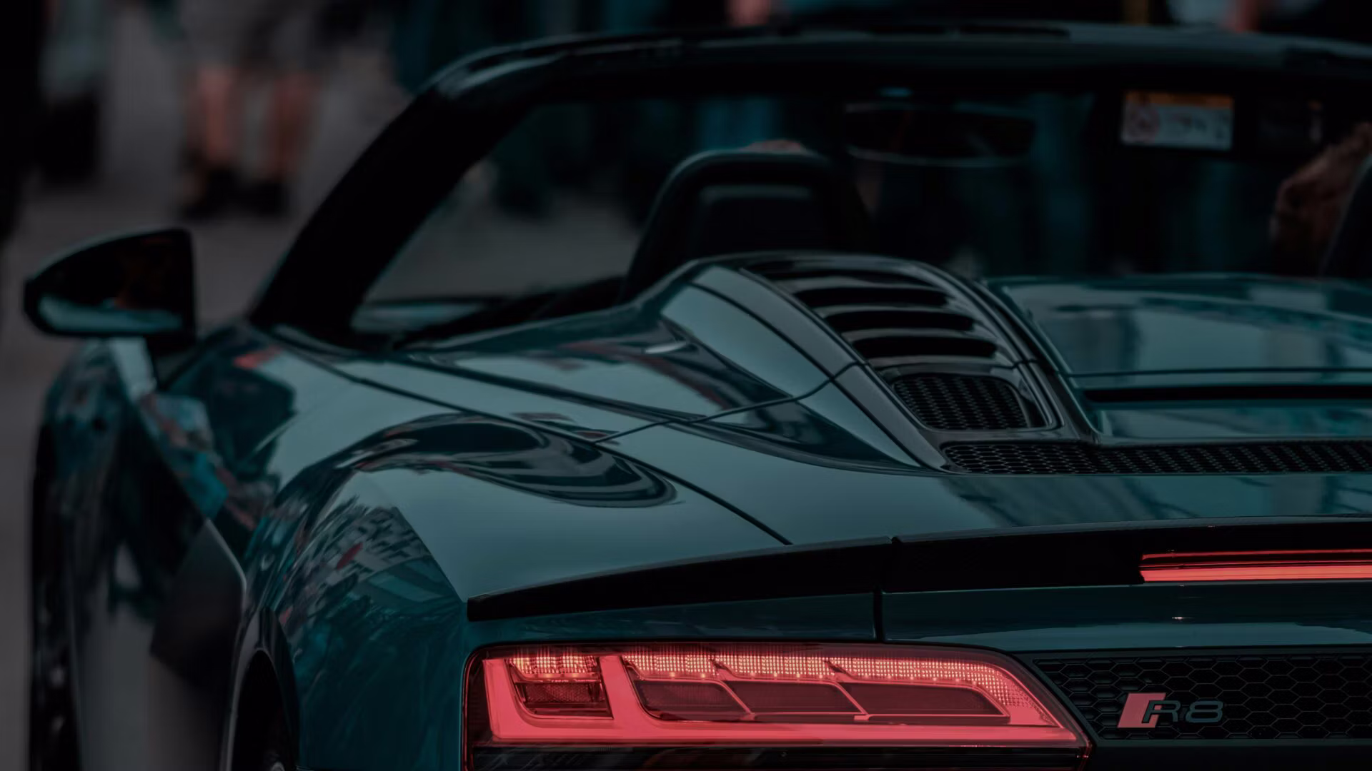 Zwei Rennautos beim Drift auf der Rennstrecke
