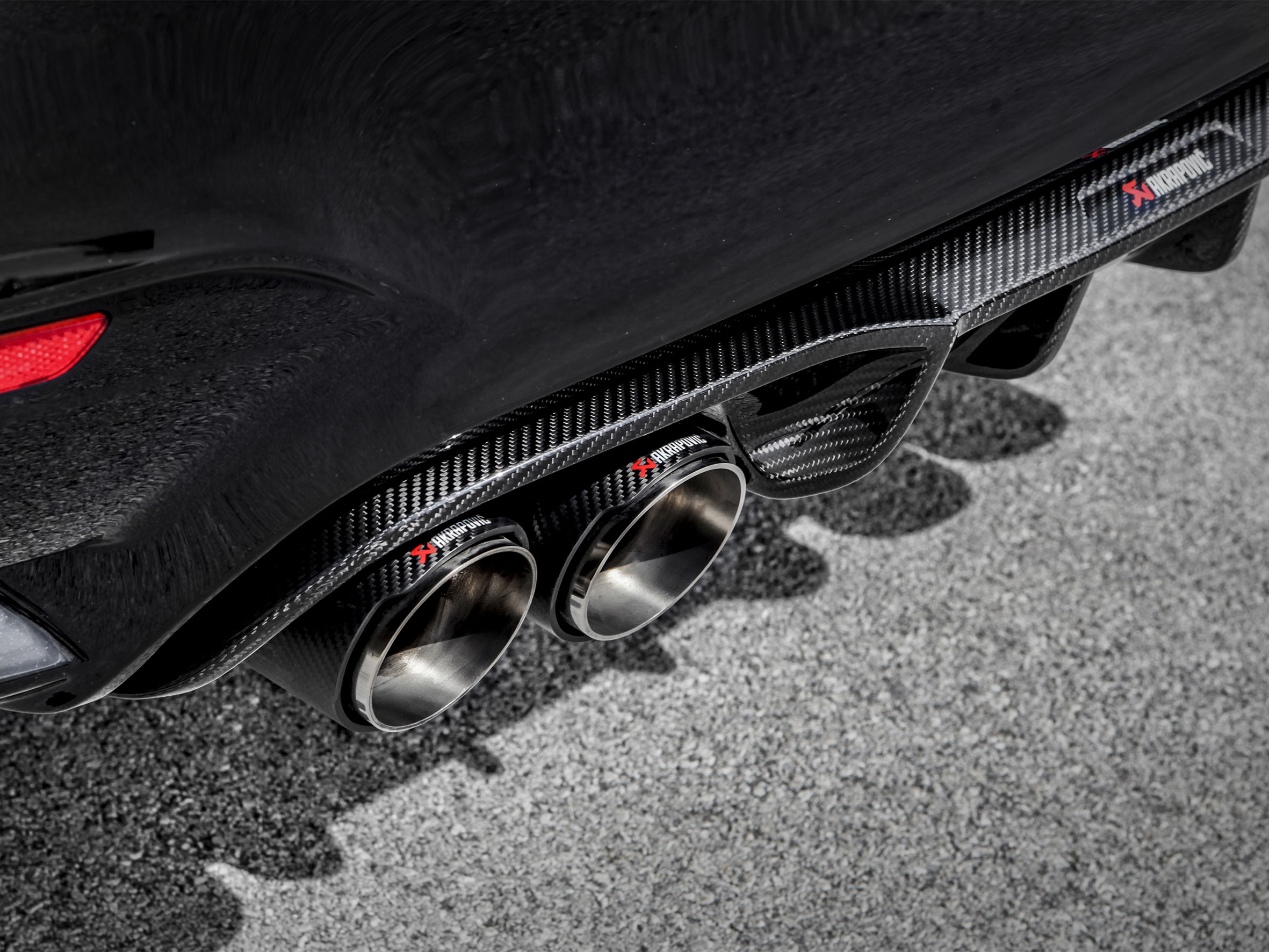 Akrapovič Rear Carbon Fibre Diffuser - High Gloss für BMW M4 (F82 / F83) - OPF/GPF 3 Akrapovič Rear Carbon Fibre Diffuser – High Gloss für BMW M4 (F82 / F83) – OPF/GPF - Ansicht 3
