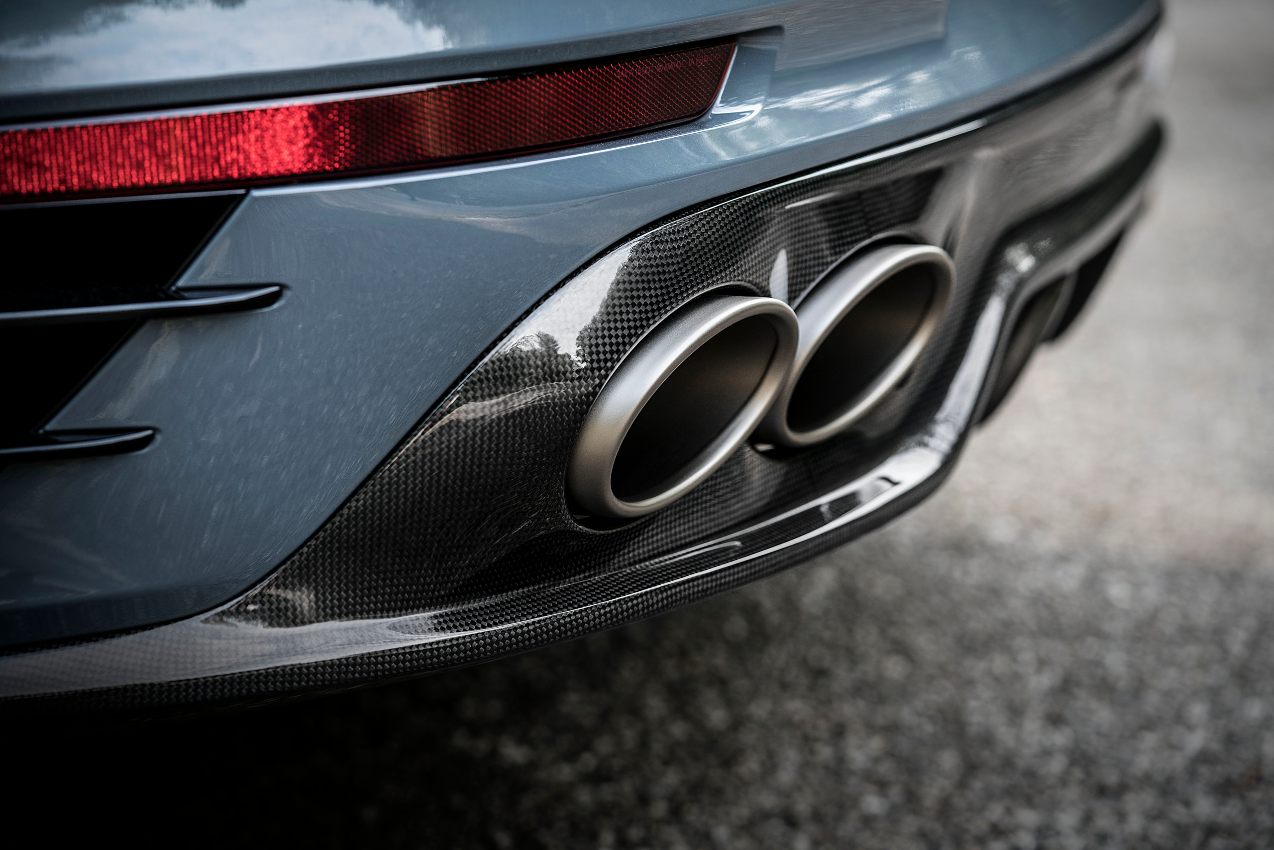 Akrapovič Rear Carbon Fibre Diffuser - High Gloss für Porsche 911 Turbo / Turbo S (991.2) 5 Akrapovič Rear Carbon Fibre Diffuser – High Gloss für Porsche 911 Turbo / Turbo S (991.2) - Ansicht 5